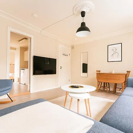 Twin Flats 1st Floor In Centre - Norwegians Minimum Age 25 *