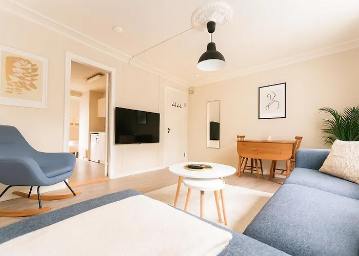 Twin Flats 1st Floor In Centre - Norwegians Minimum Age 25 *